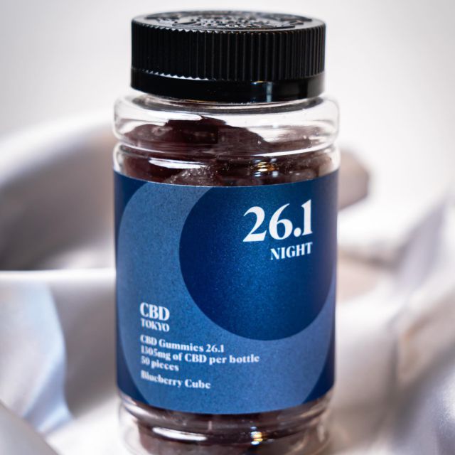 26.1 CBD ナイトグミ ブルーベリーキューブ 

・１粒に26.1mgのCBD含有 – １ボトルではCBD1305 mg
・沖縄のクワンソウ、GABA 、ビタミンD、ヘンプシードオイル配合
・濃厚なブルーベリー味
・１ボトルに50粒
・夜用、就寝前のためのグミ
・毎晩１粒(26.1 mg) = 約２ヶ月分
・日本国内生産

26.1 CBD ナイトグミ ブルーベリーキューブ – １粒に26.1mgのCBDアイソレートを含有、１ボトルで1305 mg個  お買い物カゴに追加
こんな時に：

毎晩の健康習慣として
夜、眠りが浅いと感じた時
疲れを感じた時
運動した日の就寝前
リラックスしたい夜

26.1 CBDグミ ブルーベリーキューブはCBDTokyoのオリジナルCBDグミ。1粒につき26.1mgのCBD、クワンソウ（安眠をサポートするために日本で伝統的に飲まれてきたユリの一種）、GABA、ビタミンDなどが配合された、国産の健康食品です。 

質の良い睡眠をサポートするため、夜寝る前やディナー後の摂取がおすすめ。１粒につき26.1mgものCBDアイソレートが含まれていて、50粒入りのボトルでは合計1305mgのCBD量となります。毎晩１粒摂取すると、約２ヶ月もつ計算です。

濃厚なブルーベリー味のキューブ型。オーガニック栽培されたヘンプ（麻）から抽出したピュアなCBDアイソレートを使用しているため、アスリートの方でも摂取していただけます。

CBDの他、安眠のために沖縄で伝統的に飲まれているクワンソウエキス、脳の興奮を鎮めて緊張やストレスをやわらげ、睡眠の質を高めると言われるGABA、心や神経のバランスを整える脳内物質セロトニンを調整するビタミンDも含まれています。ビタミンDは美容にも良いことでも有名です。寝る前に摂取することで日中の緊張をほぐし、上質な眠りへと誘うCBD入りグミ。

#cbd #睡眠　#cbdgummy